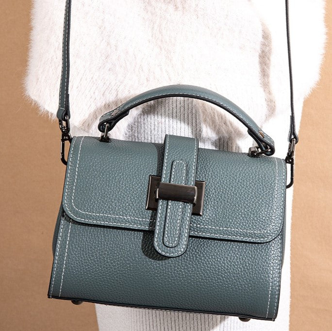 livia-bag-gold-zipper-hardware-detail