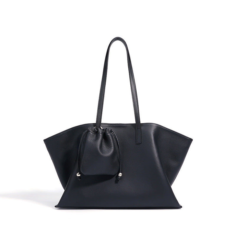 Noir commuter bag worn crossbody street style lifestyle
