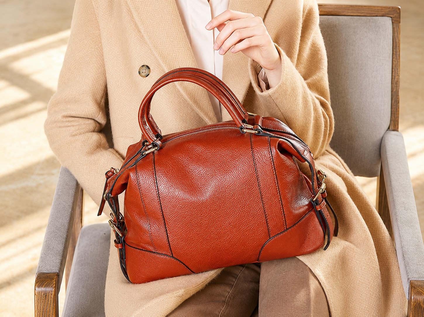 gold hardware zipper detail on Siena signature shoulder bag ÆTHEL
